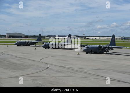 Drei C-130 Hercules vom 165. Airlift Wing beginnen vor dem Flug Motorprüfungen auf der Fluglinie in Savannah, Georgia, 11. September 2022. Der 165. AW hat vor kurzem die zweite Phase des Modernisierungsprozesses abgeschlossen, in der der C-130s von vier-Blatt-Propellern auf acht-Blatt-Propeller umgestellt wurde. Die achtblätterigen Propeller werden mehr Leistung und Effizienz liefern und gleichzeitig den Wartungsaufwand reduzieren. Stockfoto