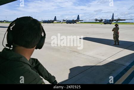 Drei C-130H-Flugzeuge des 165.-Luftlift-Flügels, Georgia Air National Guard, nehmen an einem Elefantenspaziergang Teil, um vor dem Start am 11. September 2022 in Savannah, Georgia, die Kraft und die neuen Modifikationen des Flugzeugs zu präsentieren. Die Wartungs- und Einsatzgruppen des Flügels zeigten ihre Effizienz und Kraft, indem sie vor dem Start einen Start mit 6 Schiffen und ein Taxi synchronisierten. Stockfoto