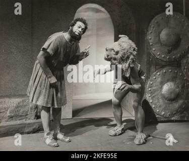 Mann und Löwe, 1938. Stockfoto