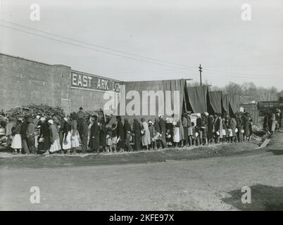 Afroamerikaner halten ihre Töpfe und Pfannen und warten darauf, dass sie an der Reihe sind, um Mahlzeiten zu bekommen, 1937. Februar. Stockfoto