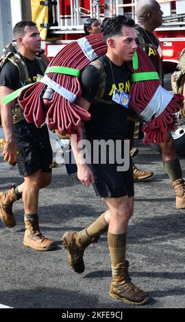 Der Soldat der Regionalen Unterstützungsgruppe von 166. trug, neben seinem Rucksack, während des ruck-marsches, der in Fort Buchanan zum Gedenken an den 11. September 2001 stattfand, ein Schlauchpaket mit den Opfern der Ersthelfer und zu Ehren unserer 9/11 Helden. Stockfoto