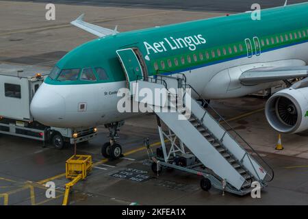 Ein Aer Lingus Airbus A320-200, Zulassung Ei-DEH, am Birmingham Airport in England. Stockfoto