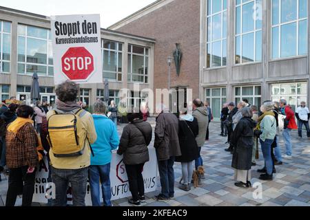 Eine Person hält ein Plakat in der Luft und fordert einen Stopp des Karnevalstourismus in der Kölner Innenstadt am Vorabend des Karnevals. Stockfoto