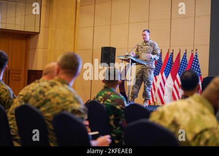 US Army Master Sgt. Jason lieber, USINDOPACOM, stellt das Betriebsbild und den Ablauf der Schulung für GEMA Bhakti 22 vor, bevor sie ihren jeweiligen Planungsgruppen, KOGABWILHAN 1, 2 oder 3, September 12, zugewiesen wurden. 2022, Jakarta Indonesien. Die GEMA Bhakti 22 ist eine Veranstaltung des USINDOPACOM Joint Exercise Program, bei der die US-Streitkräfte in Zusammenarbeit mit den TNI-Streitkräften zusammenarbeiten, um die Interoperabilität zu erhöhen und die regionale Stabilität und Sicherheit durch bilaterale und multilaterale Partnerschaften zu verbessern. (FOTO DER US Air Force von Master Sgt. Andrew Jackson) Stockfoto