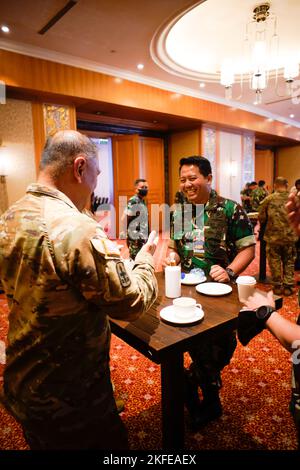 US Army LT. Col. Cesar Pudiquet, Hawaii Army National Guard, und Cmdr. Gita Muharam, TNI, teilt ihre Erfahrungen beim Morgentee im Gema Bhakti 2022, 12. September 2022, Jakarta Indonesien. Die GEMA Bhakti 22 ist eine Veranstaltung des USINDOPACOM Joint Exercise Program, bei der die US-Streitkräfte in Zusammenarbeit mit den TNI-Streitkräften zusammenarbeiten, um die Interoperabilität zu erhöhen und die regionale Stabilität und Sicherheit durch bilaterale und multilaterale Partnerschaften zu verbessern. (FOTO DER US Air Force von Master Sgt. Andrew Jackson) Stockfoto