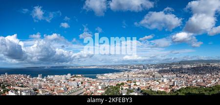 Panoramablick auf Marseille mit dem Vieux Port bei bewölktem Himmel, Südfrankreich, Europa Stockfoto