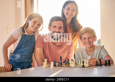 Schach, Spiel und Familie spielen, lernen und lehren im Wohnzimmer ihres Hauses zusammen. Spiele, glücklich und Porträt der Eltern mit ihren Stockfoto