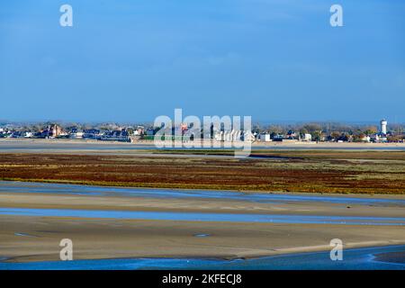 Hochwinkelansicht auf le crotoy in le baie de Somme vom Cape Hornu mit einem blauen Herbsthimmel Stockfoto