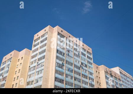 Detail, Nahaufnahme eines typischen Sowjets, UdSSR, CCCP, Komunistenzeit generisch, schlecht , Beton Wohnblock Design, Architektur. In Astana, Nur Sult Stockfoto