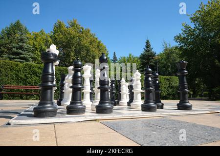 Ein riesiges Schachbrett-Spiel, in einem Park mit einem Thema Schach, Spiele gesetzt. In Astana, Nur Sultan, Kasachstan. Stockfoto