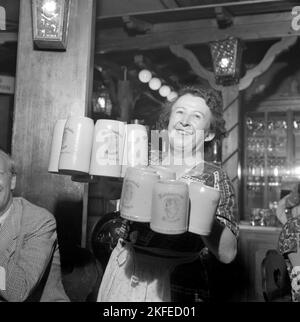 Bierhaus Zillertal. Die älteste Bierstube der Welt mit Platz für 1200 Gäste. Hamburg 15. juli 1952. Stockfoto