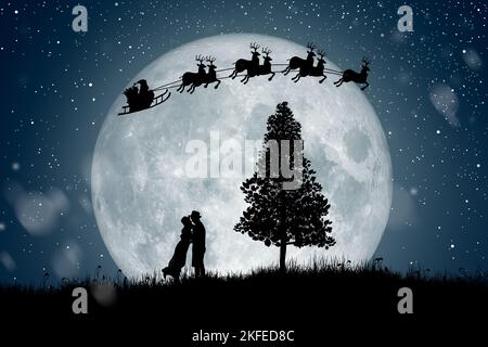 Silhouette des Weihnachtsmannes erhalten einen Zug auf ihre Rentiere über Vollmond in der Nacht zu fahren Weihnachten. Beim Tanzen unter Vollmond. Stockfoto
