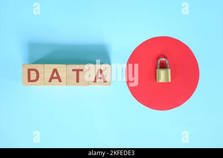 Datensicherheits- und Datenschutzkonzept. Datentext auf Holzblöcken mit Metallvorhängeschloss. Stockfoto