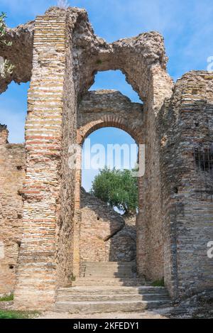 Catullus Villa, Blick auf die Ruinen eines alten römischen Gebäudes, das vermutlich die Villa von Catullus ist - die Grotte di Catullus, Sirmione, Lombardei, Italien Stockfoto