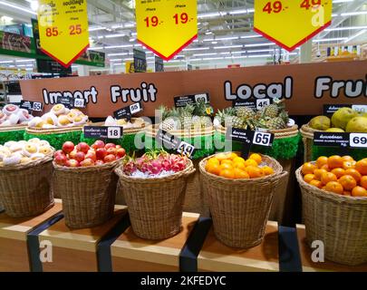 Obstkörbe in der Gemüseabteilung eines Lebensmittelgeschäftes in Asien. Samui, Thailand - 02.15.2020 Stockfoto