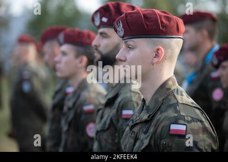 Eine Gruppe polnischer Fallschirmjäger steht während der Eröffnungszeremonie für die Übung Falcon Leap in der Lagerkaserne in Schaarsbergen, Niederlande, am 12. September 2022 in Formation. Mehr als 1000 Fallschirmjäger aus der ganzen Welt, 13 verschiedene Nationalitäten, mehrere Fallschirmjäger pro Tag und zwei Wochen lang Training mit einander Ausrüstung. Dies ist die größte technische Flugübung der NATO Stockfoto