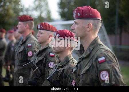 Eine Gruppe polnischer Fallschirmjäger steht während der Eröffnungszeremonie für die Übung Falcon Leap in der Lagerkaserne in Schaarsbergen, Niederlande, am 12. September 2022 in Formation. Mehr als 1000 Fallschirmjäger aus der ganzen Welt, 13 verschiedene Nationalitäten, mehrere Fallschirmjäger pro Tag und zwei Wochen lang Training mit einander Ausrüstung. Dies ist die größte technische Flugübung der NATO Stockfoto