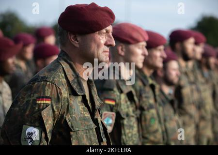 Eine Gruppe deutscher Fallschirmjäger steht während der Eröffnungszeremonie für die Übung Falcon Leap auf der Camp Orange Barracks, Schaarsbergen, Niederlande, am 12. September 2022 in Formation. Mehr als 1000 Fallschirmjäger aus der ganzen Welt, 13 verschiedene Nationalitäten, mehrere Fallschirmjäger pro Tag und zwei Wochen lang Training mit einander Ausrüstung. Dies ist die größte technische Flugübung der NATO Stockfoto