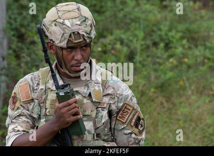 Der Senior Airman der US Air Force Joshua Freeman, ein Sicherheitsflieger der 1. Special Operations Mission Support Group, erhält eine Nachricht von einer anderen Patrouilleneinheit im strengen Feld #6, Florida, 12. September 2022. Alle Mitglieder, die Patrouillen durchführen, unterhalten eine direkte Kommunikationsleitung, um einen sicheren Perimeter zu gewährleisten. Stockfoto