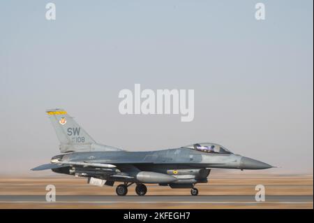 Alex Hill, Kapitän der US-Luftwaffe, 79. Expeditionary Fighting Squadron F-16cm Fighting Falcon Pilot, hebt während der Operation Agile Spartan III an einem nicht bekannt gegebenen Ort, am 7. September 2022, ab. Die EFS von 79. projiziert Luftstrom in ihrem gesamten Verantwortungsbereich, unterstützt Koalitionsflugzeuge und stärkt die Entschlossenheit in der Region. Stockfoto