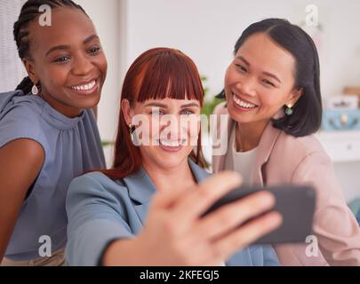 Telefon Selfie, Büro- und Geschäftsleute, Frauen oder Kollegen, die Fotos für Social Media machen. Technologie, Vielfalt und Gruppe von Mitarbeitern, Freunden oder Stockfoto