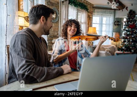 Geigenlehrerin hilft einer Schülerin zu Hause Stockfoto