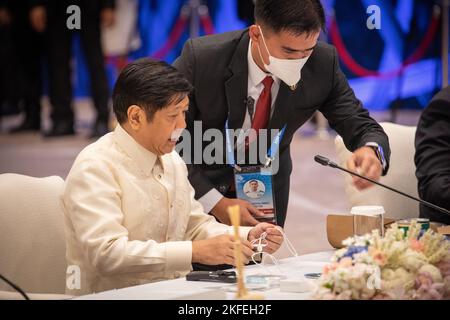 Bangkok, Thailand. 18.. November 2022. Der philippinische Präsident Bongbong Marcos nimmt an der Veranstaltung „Informeller Dialog der APEC-Führer mit Gästen“ auf der APEC 2022 Economic Leaders Week (Asia-Pacific Economic Cooperation) im Queen Sirikit National Convention Center (QSNCC) in Bangkok Teil. Kredit: SOPA Images Limited/Alamy Live Nachrichten Stockfoto