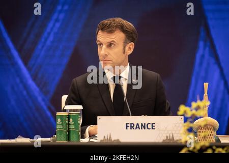 Bangkok, Thailand. 18.. November 2022. Frankreichs Präsident Emmanuel Macron nimmt an der Veranstaltung „Informeller Dialog der APEC-Staats- und Regierungschefs mit Gästen“ auf der APEC 2022 Economic Leaders Week (Asia-Pacific Economic Cooperation) im Queen Sirikit National Convention Center (QSNCC) in Bangkok Teil. Kredit: SOPA Images Limited/Alamy Live Nachrichten Stockfoto