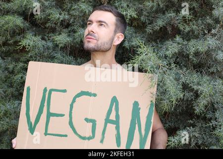Vegane Aktivistin mit einem Schild Stockfoto