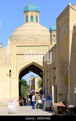 Buchara Usbekistan - die Taki Sarrafon Trading Dome - Händler und Händler in der Altstadt im August 2022 Stockfoto