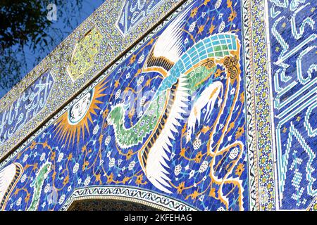 Bukhara Usbekistan - die Madrasa von Nadir Divan Beghi zeigt ungewöhnliche figurative Kunst, die simurgh (persische fliegende Kreaturen) und die mongolische Sonne zeigt Stockfoto