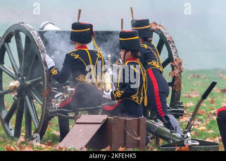 Kings Truppe, Royal Horse Artillery, führte einen 41 Kanonengruß zum Geburtstag von König Charles III in Green Park, London, Großbritannien, durch. Pistolenrauch um die Besatzung Stockfoto