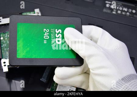 2,5-Zoll-SSD-Festplattenlaufwerke werden zum Speichern von Daten, auch als Festplattenlaufwerke bezeichnet, verwendet. Es wird derzeit sehr stark genutzt. Stockfoto