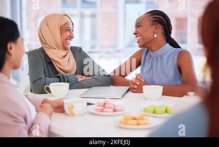 Essen, Frauen und Geschäftsfreunde beim Essen beim Binden über Tee und Dessert in einem Coffeeshop. Kaffee, Tee und Café mit einer vielfältigen weiblichen Unternehmensgruppe Stockfoto