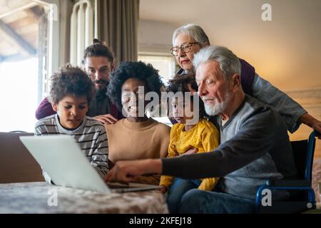 Porträt einer glücklichen multigenerationalen multiethnischen Familie zu Hause. Stockfoto