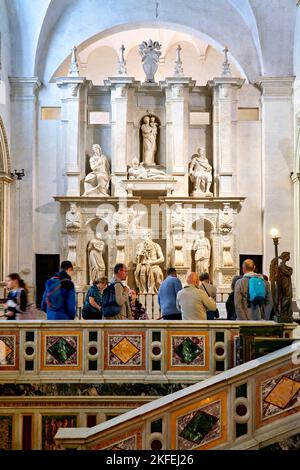 Rom Latium Italien. San Pietro in Vincoli (St. Peter in Ketten). Touristen bewundern den Moses, eine Skulptur des italienischen Künstlers Michelangelo Buonarrot Stockfoto