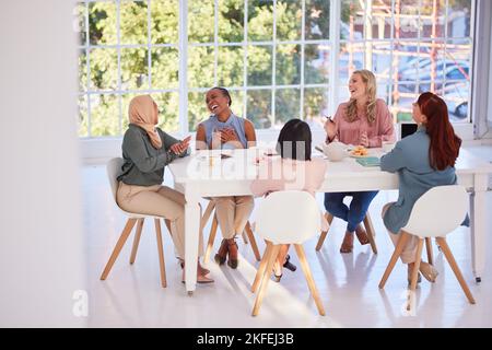 Zusammenarbeit, Essen und Teambildung mit einer Geschäftsfrau, die zum Essen an einem Tisch sitzt. Treffen, Partnerschaft und Mittagessen mit einer Frau Stockfoto