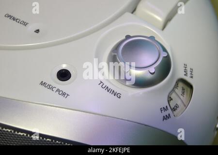 Dieses Bild zeigt, dass FM- und AM-Radios heute noch beliebt sind, obwohl es andere Dinge gibt, die sehr interessant zu folgen sind. Stockfoto
