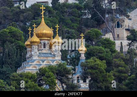 SRAEL, Jerusalem 05, 2022: Kuppeln der Kirche der heiligen Maria Magdalena in Israel Stockfoto