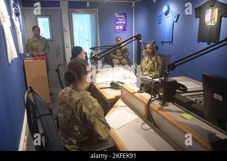 US Air Force Command Chief Master Sgt. Charmaine Kelley, der Kommandochef des Airlift Wing 86., interviewt Mitglieder des Logistics Readiness Squadron 86. auf der Vogelweh Air Base, Deutschland, 12. September 2022. Sie sprachen über die Dienste, die das Geschwader Dienstmitgliedern anbieten kann, die einen permanenten Stationswechsel durchmachen. Stockfoto