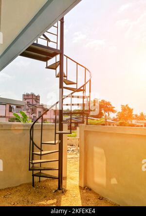 Wendeltreppe schwarz, Wendeltreppe aus schwarz lackiertem Stahl. Stockfoto