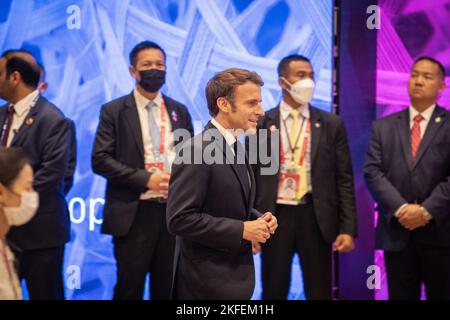 Bangkok, Thailand. 18.. November 2022. Frankreichs Präsident Emmanuel Macron trifft auf die Veranstaltung „Informeller Dialog der APEC-Staats- und Regierungschefs mit Gästen“ auf der APEC 2022 Economic Leaders Week (Asia-Pacific Economic Cooperation) im Queen Sirikit National Convention Center (QSNCC) in Bangkok ein. (Foto: Guillaume Payen/SOPA Images/Sipa USA) Quelle: SIPA USA/Alamy Live News Stockfoto