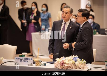 Bangkok, Thailand. 18.. November 2022. Chinas Außenminister Wang Yi (L) und Hongkongs Chef John Lee (R) nehmen an der Veranstaltung „Informeller Dialog der APEC-Führer mit Gästen“ auf der APEC 2022 Economic Leaders Week (Asia-Pacific Economic Cooperation) im Queen Sirikit National Convention Center (QSNCC) in Bangkok Teil. (Foto: Guillaume Payen/SOPA Images/Sipa USA) Quelle: SIPA USA/Alamy Live News Stockfoto