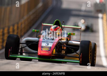 Macau, China. 18.. November 2022. Xie Wing Lam Gerrard von Chinas Hongkong fährt beim Qualifikationsspiel der Formel 4 Macao Grand Prix 69. beim Macao Grand Prix in Macao, Südchina, am 18. November 2022. Quelle: Cheong Kam Ka/Xinhua/Alamy Live News Stockfoto