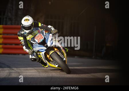 Macau, China. 18.. November 2022. Erno Juhani Kostamo aus Finnland tritt beim Qualifikationsspiel für den Großen Preis von Macau Motorrad 54. beim Großen Preis von Macau 69. in Macau, Südchina, am 18. November 2022 an. Quelle: Cheong Kam Ka/Xinhua/Alamy Live News Stockfoto