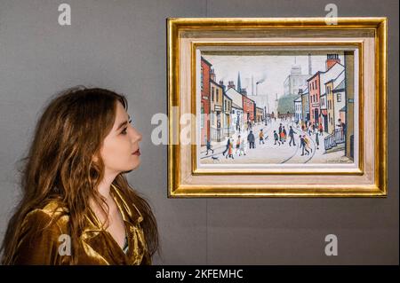 London, Großbritannien. 18.. November 2022. Street Scene von L. S. Lowry, führt Bonhams Modern British and Irish Art Sale am 22. November 2022 in London durch. Das Gemälde, das seit fast 50 Jahren in der gleichen Familie ist, wird auf £800.000-1.200.000 geschätzt. Kredit: Guy Bell/Alamy Live Nachrichten Stockfoto