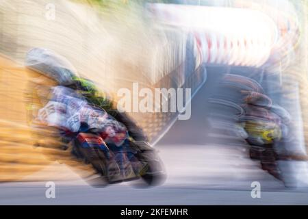 Macau, China. 18.. November 2022. Fahrer treten beim Qualifikationsspiel für den Großen Preis von Macau Motorrad 54. beim Großen Preis von Macau 69. in Macau, Südchina, am 18. November 2022 an. Quelle: Cheong Kam Ka/Xinhua/Alamy Live News Stockfoto