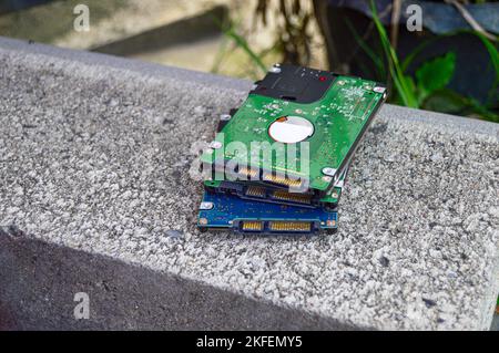 Alte Laptop-Festplatten sind veraltet, aber auch weit verbreitet Stockfoto