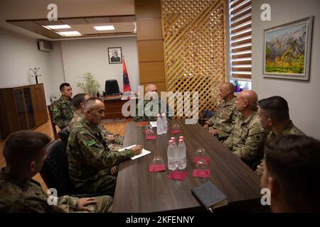 Brigadegeneral Ferdint Dimo, stellvertretender Kommandeur der Landstreitkräfte der albanischen Streitkräfte, begrüßt am 13. September die Führer der Nationalgarde der New Jersey Army im Hauptquartier der Landstreitkräfte, Zall-Herr, Tirana, Albanien. The N.J. Die Nationalgarde entsandte über 30 Soldaten zur Unterstützung der bevorstehenden NATO-Validierungsübung der albanischen Streitkräfte als Teil ihres Staatspartnerschaftsprogramms, das über 20 Jahre dauerte und mehr als 500 militärisch-militärische Ereignisse durchführte. Stockfoto