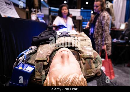 Im Ausstellungsstand der U.S. Army Medical Maternel Development Activity wird im Rahmen des Military Health System Research Symposium in Kissimmee, Florida, am 13. September 2022 eine lebensechte Kampfansager-Schaufensterpuppe ausgestellt, die die Medizintechnik vorführt. Als führender Entwickler von erstklassigen militärischen medizinischen Fähigkeiten ist USAMMDA für die Entwicklung und Lieferung kritischer Medikamente, Impfstoffe, Biologika, Geräte und medizinischer Hilfsgeräte verantwortlich, um das Leben von Kriegskämpfern auf der ganzen Welt zu schützen und zu erhalten. Stockfoto